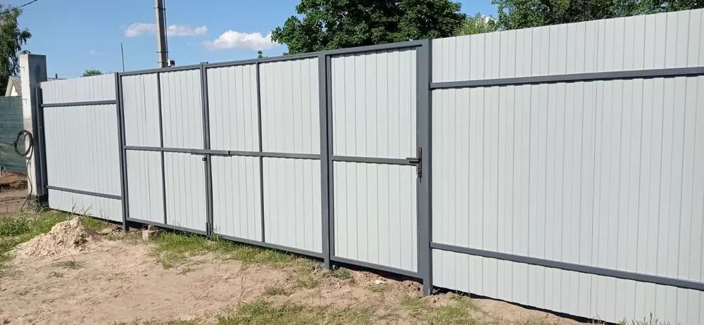 Заборы из металлопрофиля